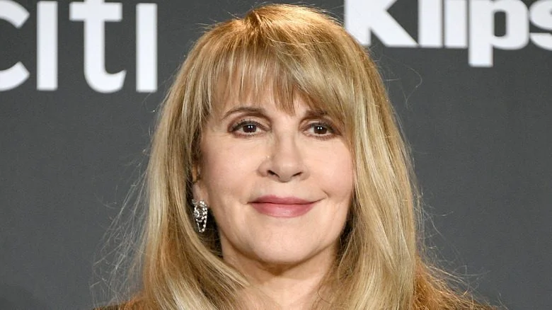 Stevie Nicks souriante