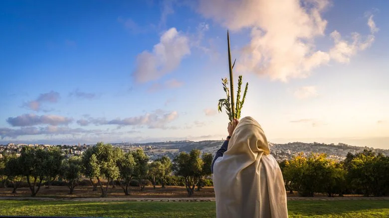 Homme juif priant en direction de Jérusalem
