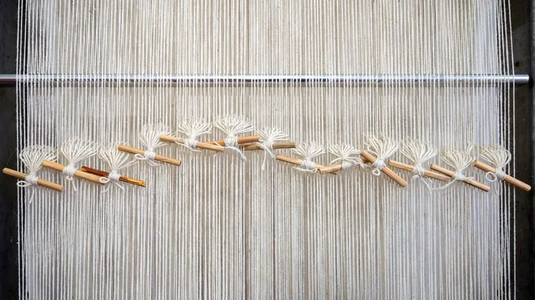 Fils alignés sur un métier à tisser
