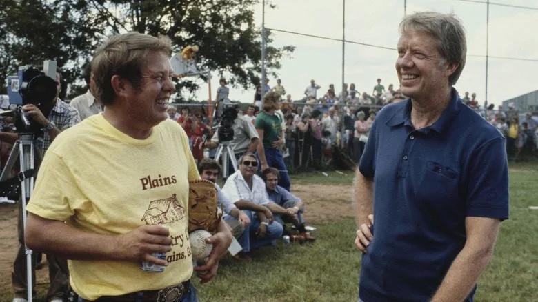 Jimmy et Billy Carter souriant lors d'un match de softball