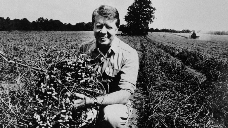 jimmy carter posant à la ferme de cacahuètes