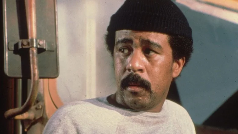 Richard Pryor regardant sérieux en bonnet de laine foncé