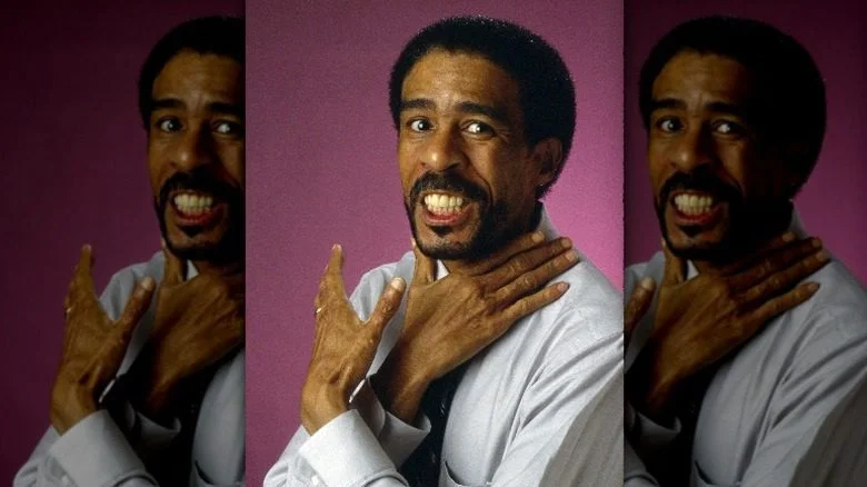 Richard Pryor sur scène avec une expression choquée