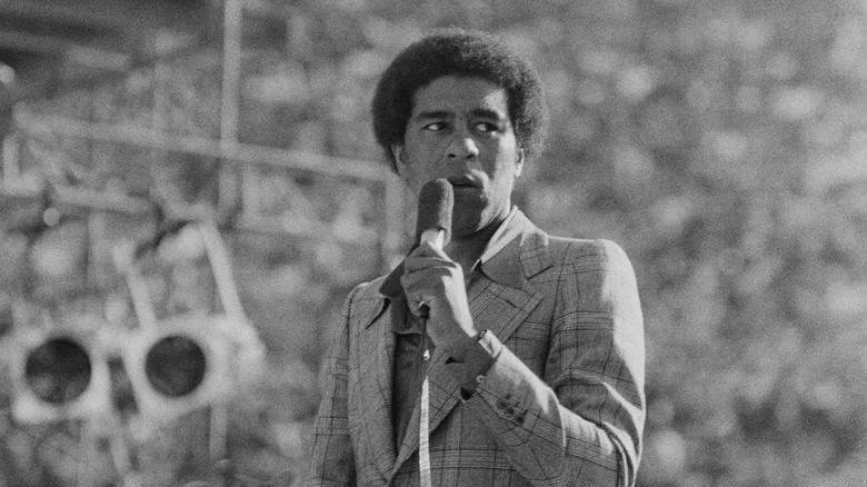 Richard Pryor sur scène avec un microphone