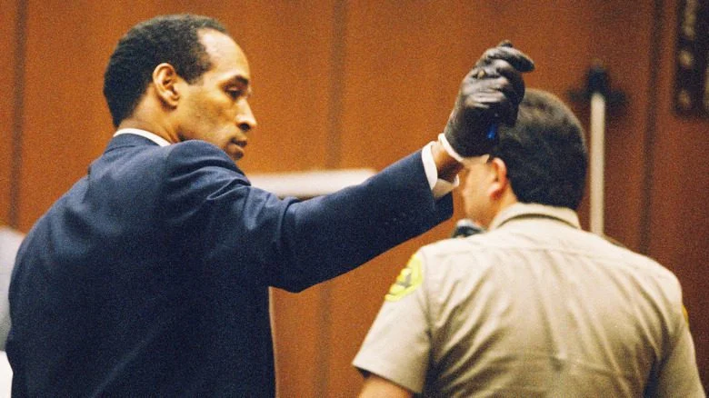 O.J. Simpson avec gant 1995