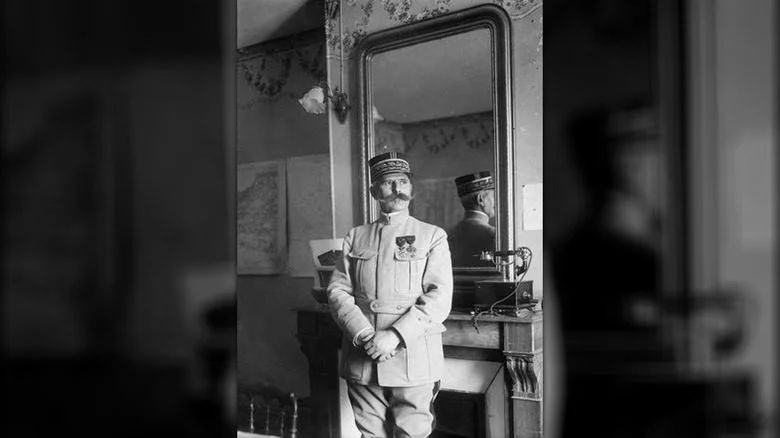 Général Denis Duchêne devant une cheminée