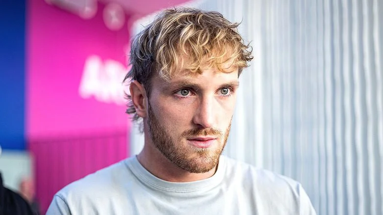 Logan Paul en chemise blanche regardant droit devant