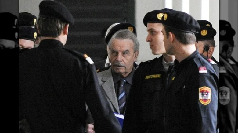 Police entourant Josef Fritzl