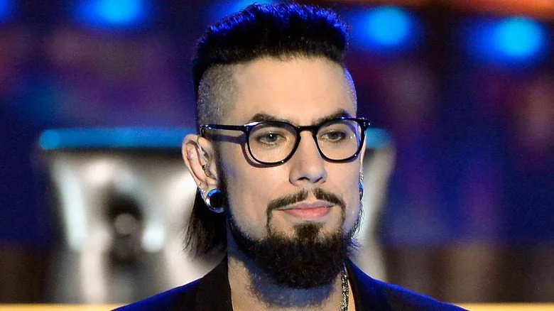 Dave Navarro portant des lunettes sérieux