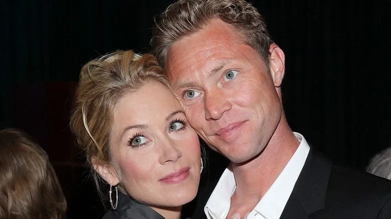 Martyn LeNoble et Christina Applegate se touchant le visage