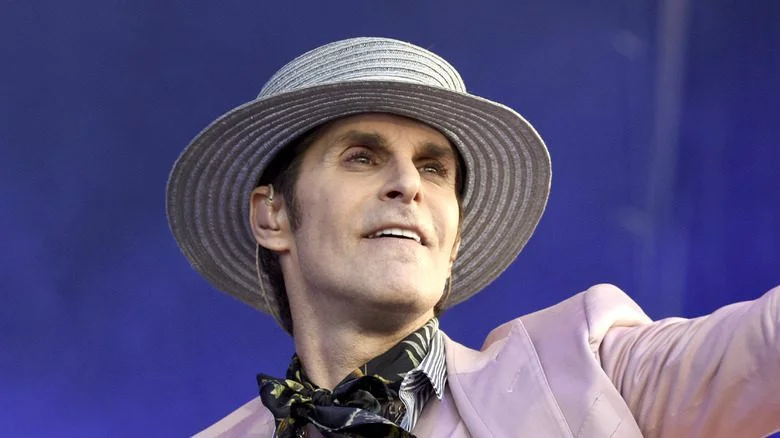 Perry Farrell regardant la foule avec un grand chapeau