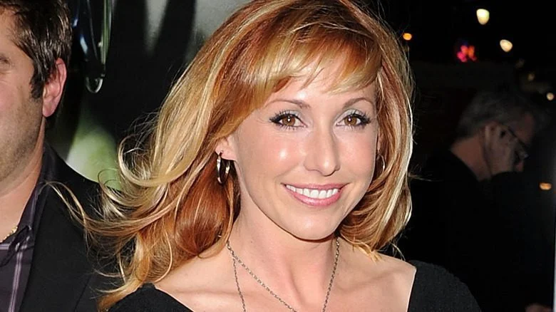 kari byron souriante avec les cheveux au vent