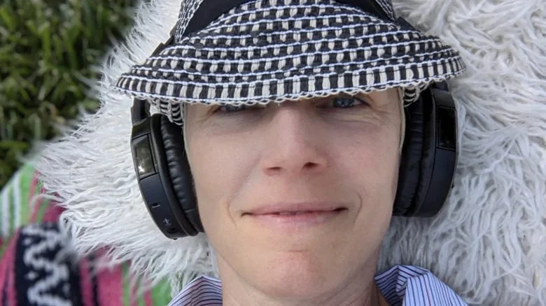 Scottie Chapman avec un chapeau et des écouteurs