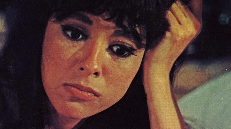 Rita Moreno s'appuie sur sa main