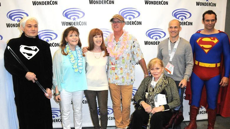 Perrine sourit derrière des lunettes de soleil