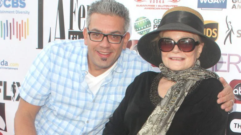 Un producteur pose avec Valerie Perrine masquée