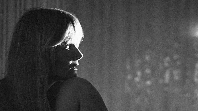 Valerie Perrine en fauteuil roulant