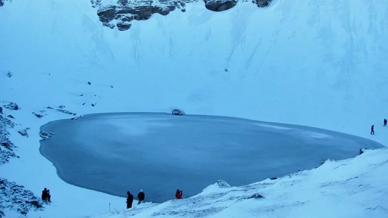 Vue du lac Roopkund gelé en Inde