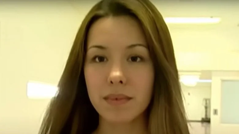 Jodi Arias dans un couloir avec les cheveux bruns