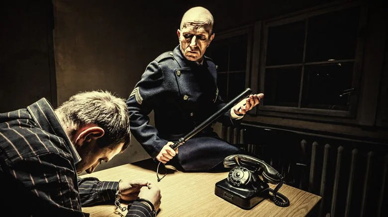 Garde de prison tenant une matraque