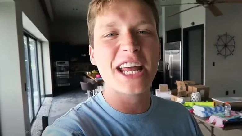 Trevor Martin s'adressant à la caméra