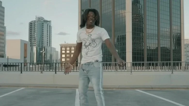 9lokknine en performance dans une vidéo