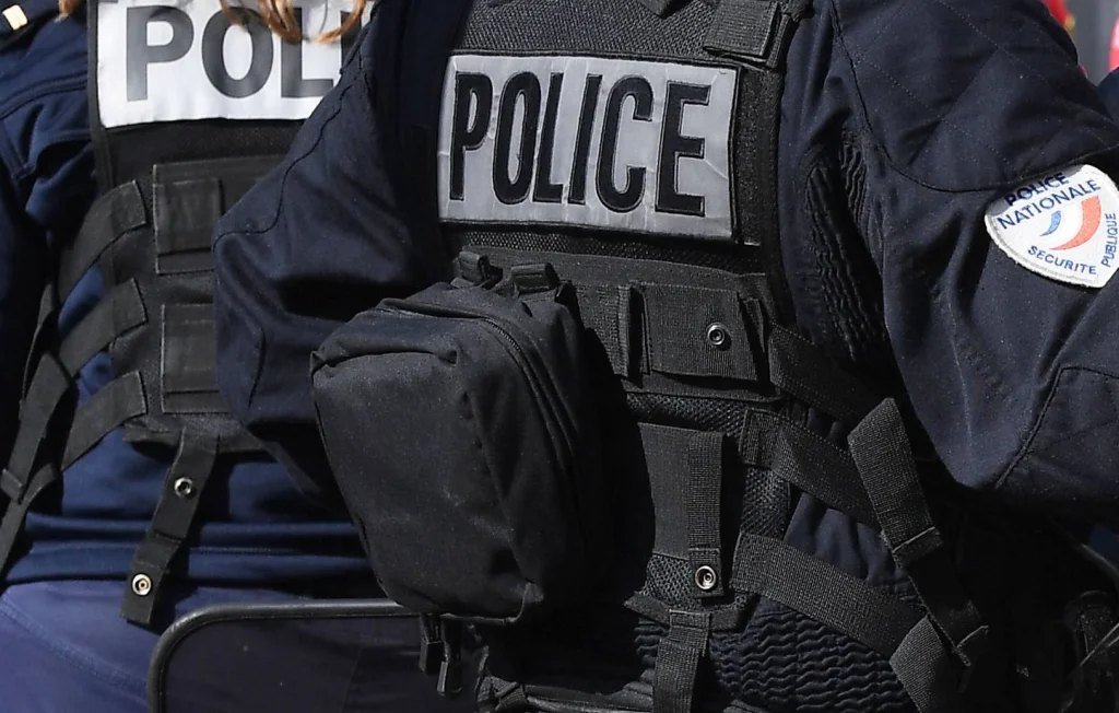 Policier traîné sur 300 mètres par un scooter à Paris: Enquête sur un refus d'obtempérer