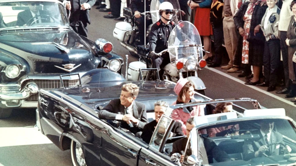 Pourquoi la mystérieuse dame Babushka reste un mystère de l'assassinat JFK
