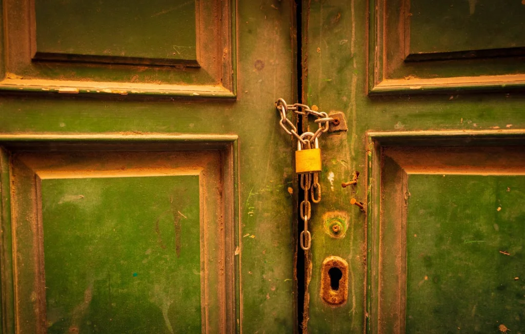 Propriétaire de maison squattée reçu par Hanouna: escroc accusé!