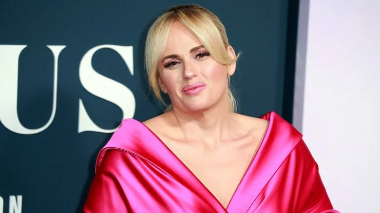 Rebel Wilson en robe de soie rose