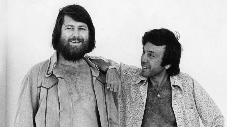 Eugene Landy pose une main sur l'épaule de Brian Wilson