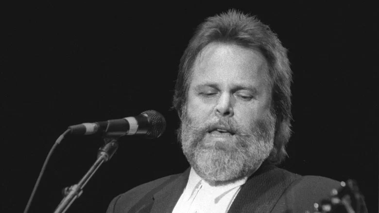 Carl Wilson chantant dans un micro