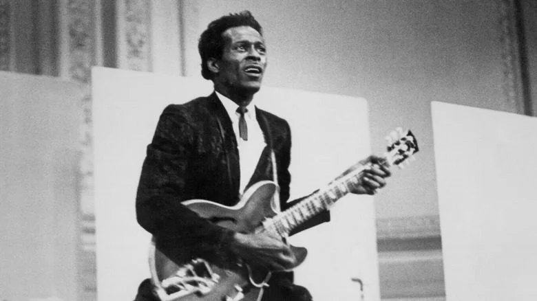 Chuck Berry jouant de la guitare