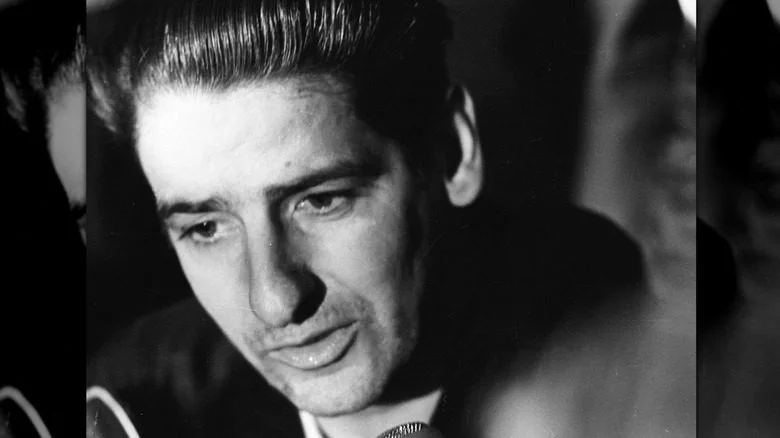 Albert DeSalvo regardant vers le bas