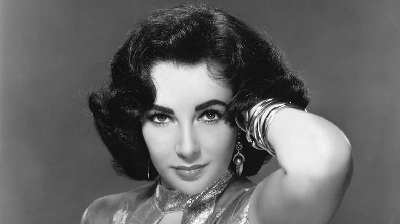 Elizabeth Taylor avec le coude levé