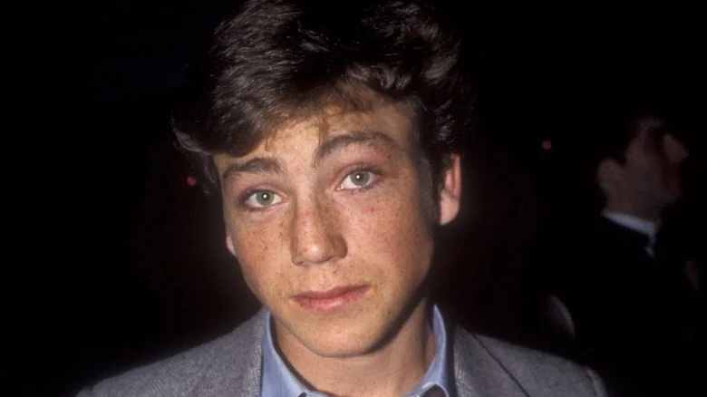 Griffin O'Neal en costume gris d'adolescent