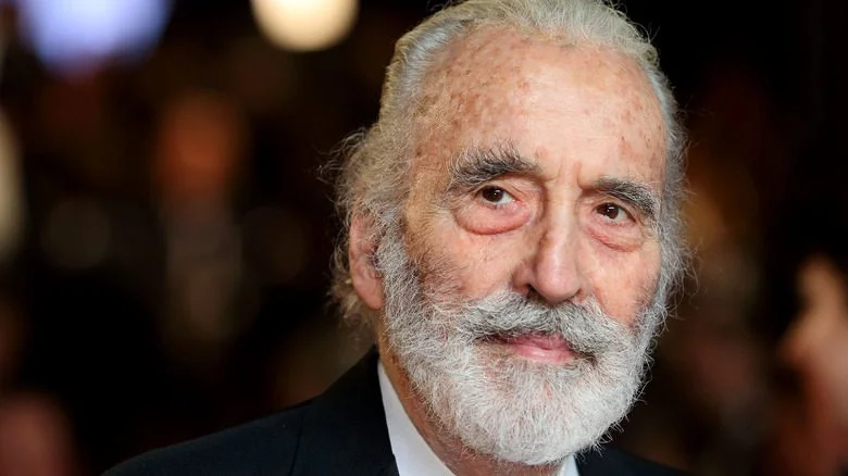 Christopher Lee sourit derrière sa barbe