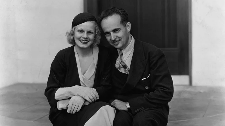 Jean Harlow et Paul Bern assis sur un perron