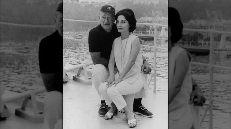 John Wayne et Pilar Pallete sur un bateau
