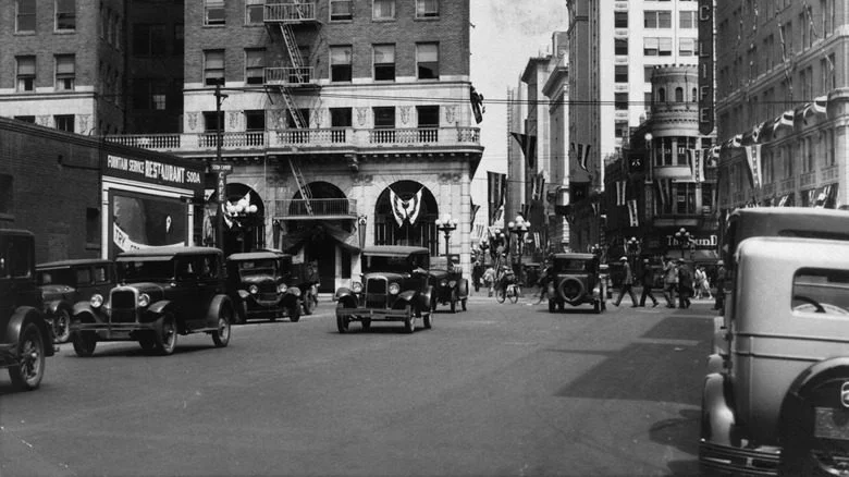 Voitures traversant Los Angeles