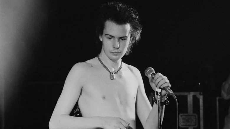 Sid Vicious torse nu sur scène