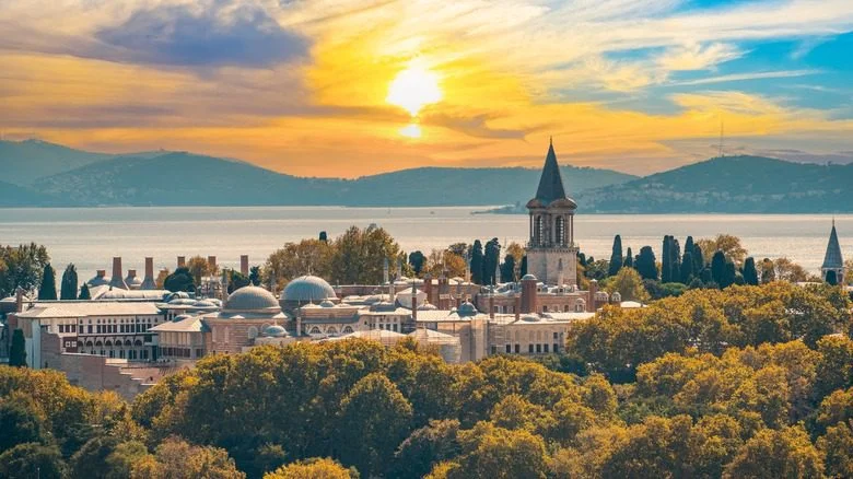 Palais de Topkapi au lever du soleil avec la mer en arrière-plan, Istanbul