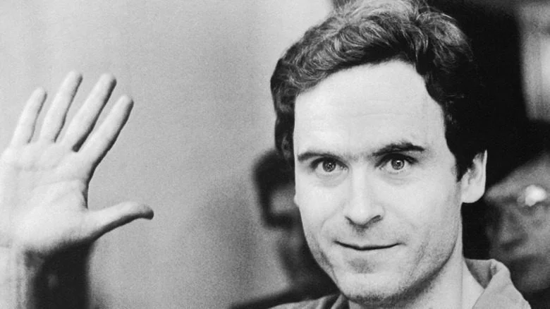 Ted Bundy levant la main