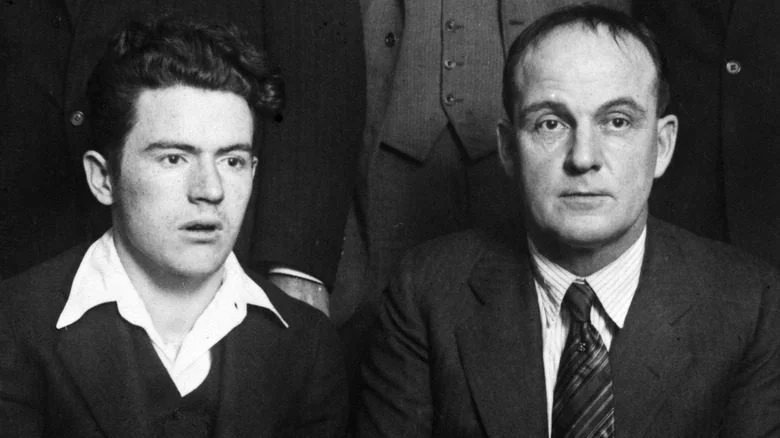 William Hickman assis avec un policier