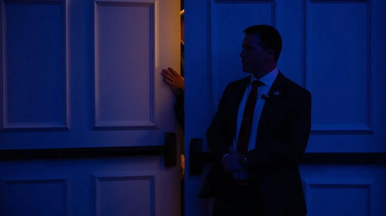 Un agent du Secret Service se tient près d'une porte
