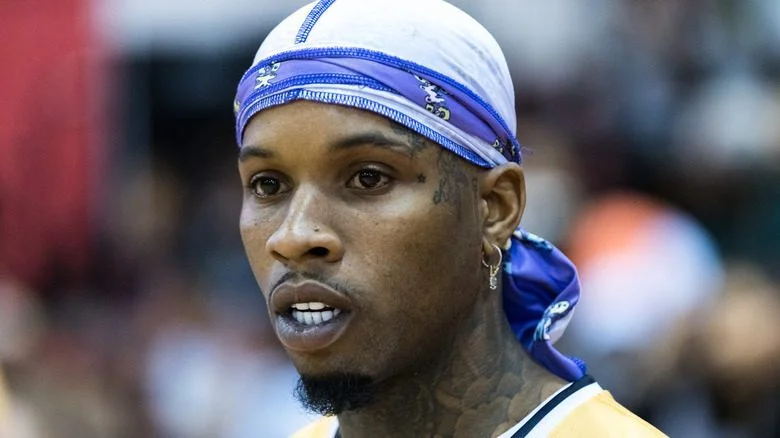 Tory Lanez dans un durag bleu et blanc
