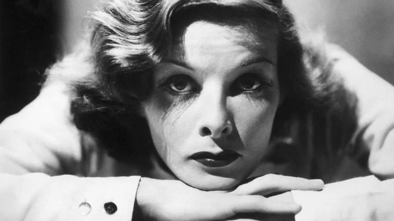 Katherine Hepburn se reposant, le menton appuyé sur les bras