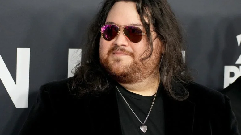 Wolfgang Van Halen avec un pendentif