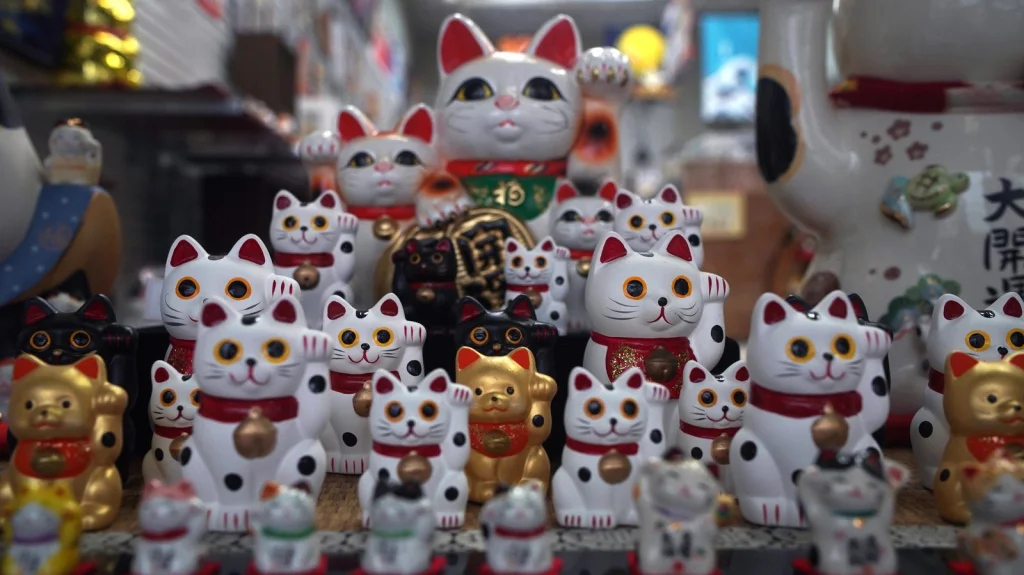 Découvrez l'Origine et les Légendes du Chat Porte-Bonheur Japonais Maneki-Neko