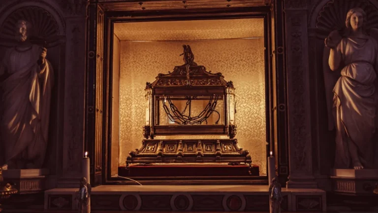 Fabrication des Reliques Catholiques : Un Processus Complexe et Mystérieux